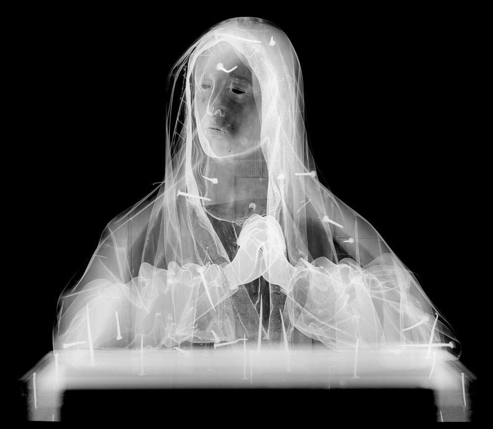 Immagine di radiografie a statue sacre