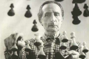 Marcel-Duchamp-The-photo-of-Duchamp-playing-chess-on-a-sheet-of-glass-1958-Arnold-Rosenberg-is-the-author-